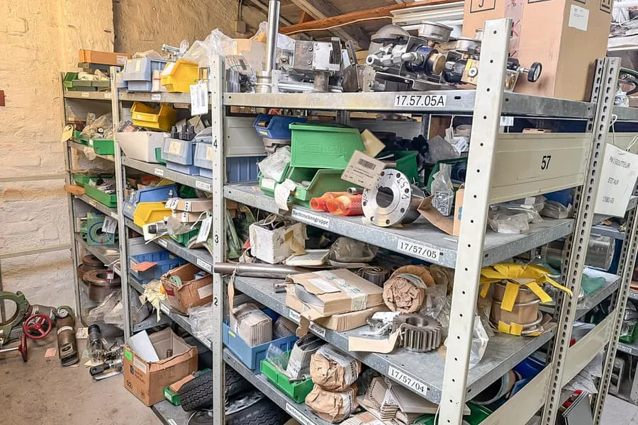 Inhoud van 3 rekken: machineonderdelen