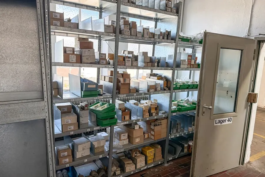 Contenu de 3 rayonnages : matériel d'installation électrique