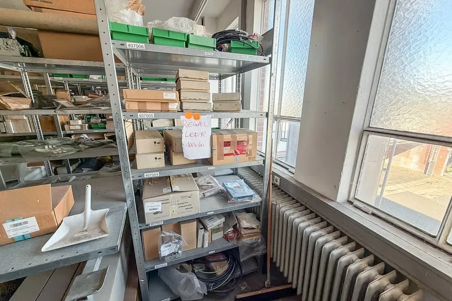 Contenu d'étagère : matériel d'installation électrique