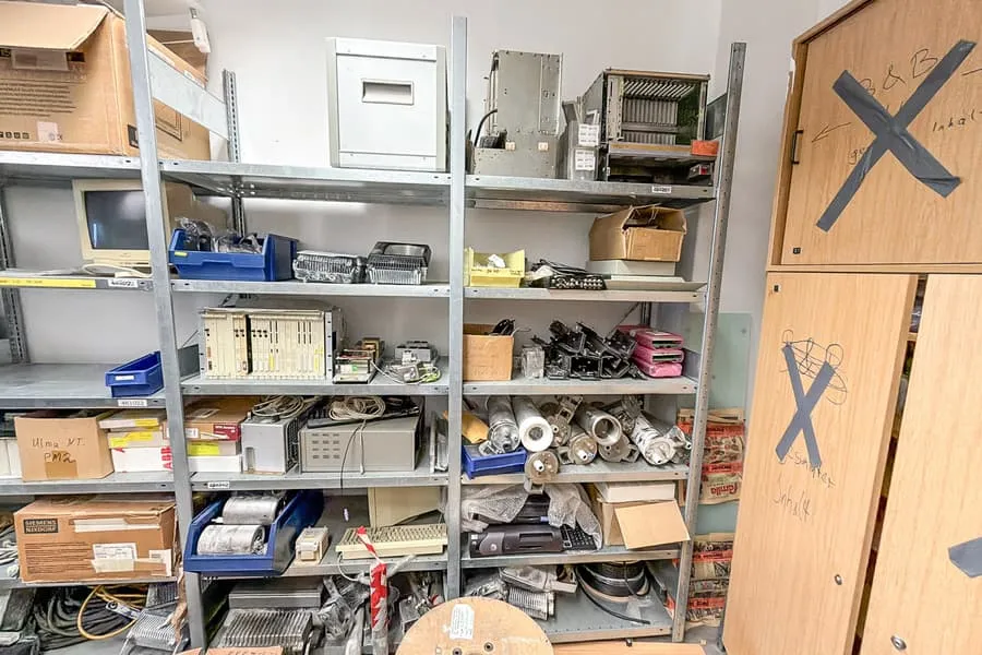 Obsah 2 regálů: materiál pro elektroinstalace