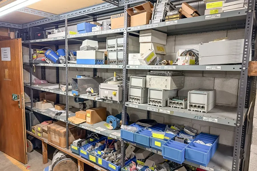 Obsah regálu: elektrický a instalační materiál