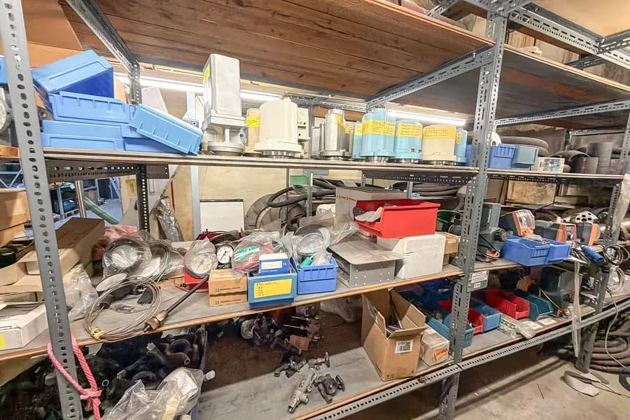Obsah 6 polic regálu: instalační materiál