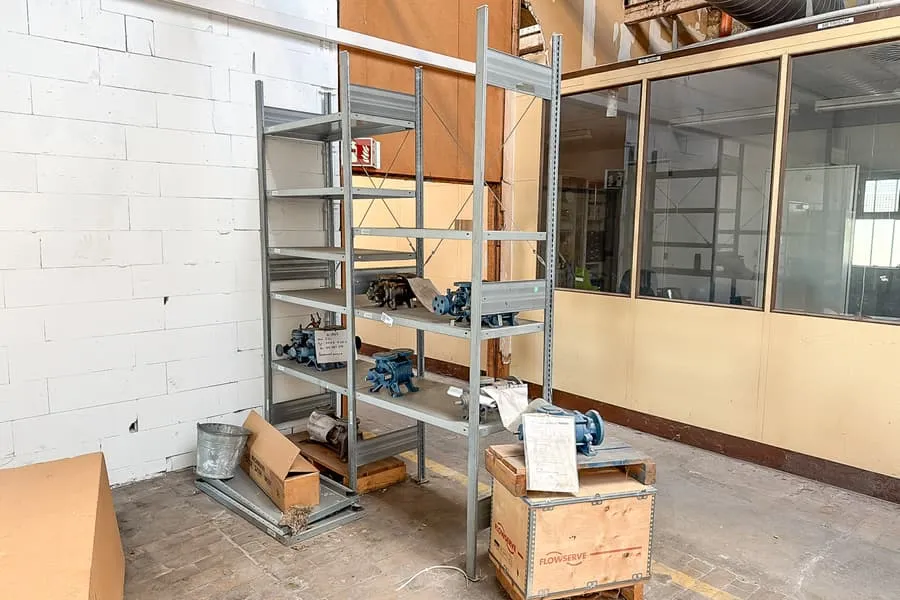 Plug-in shelving unit