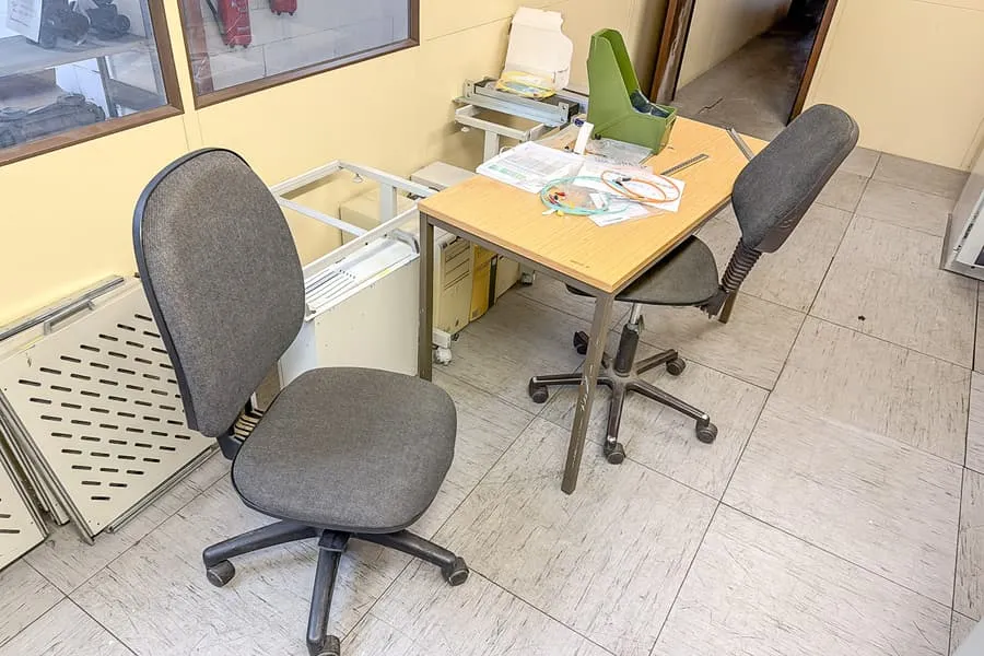 Stół i 2 krzesła biurowe obrotowe