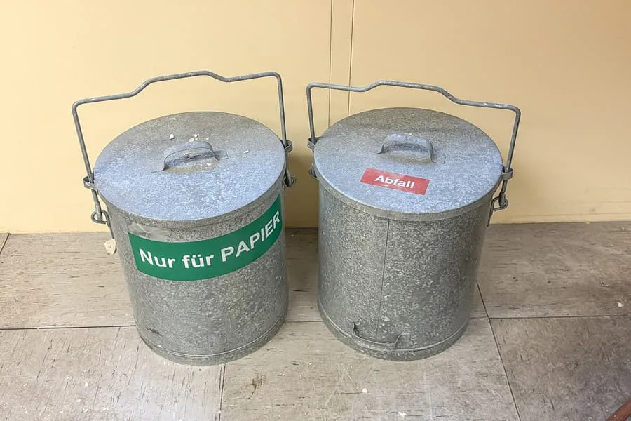 2 pojemniki na śmieci