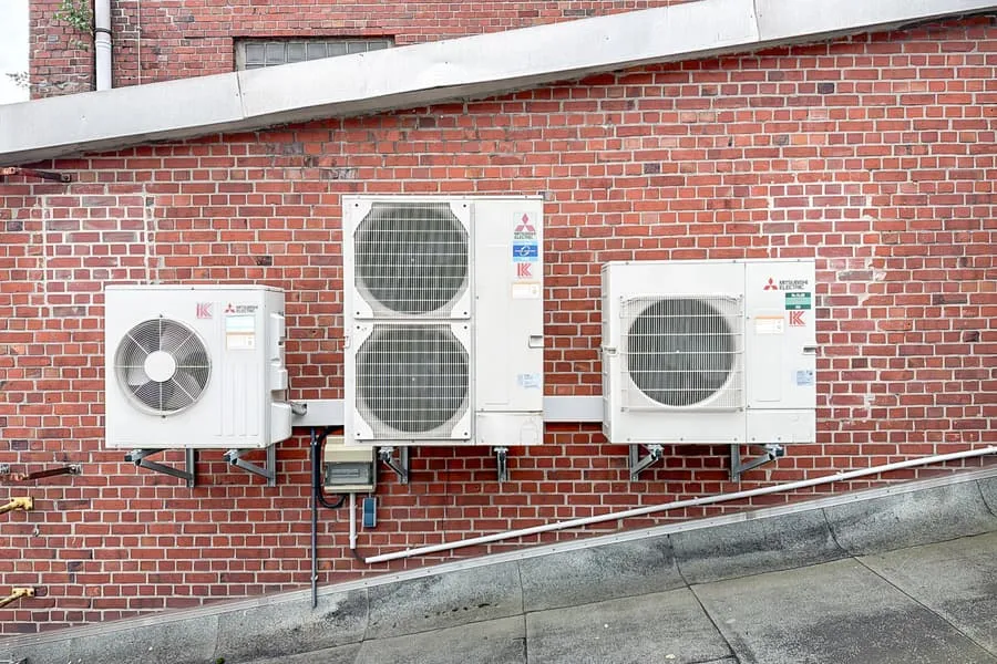3 Mitsubishi airconditioning buitenunits