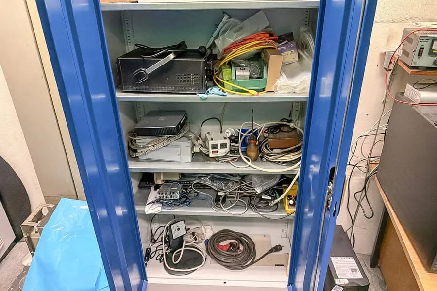 Schrankinhalt:Elektroinstallationsmaterial und Messgeräte