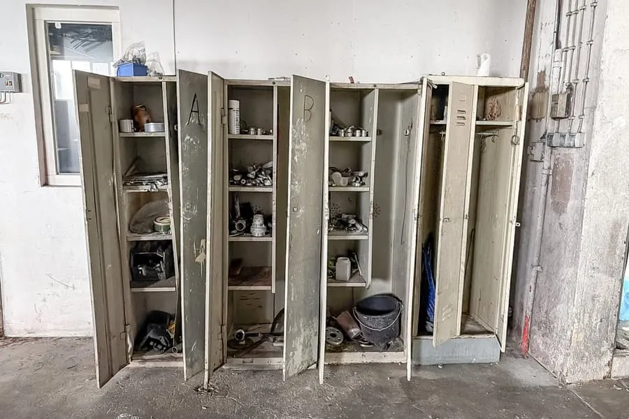 4 armoires métalliques avec outils