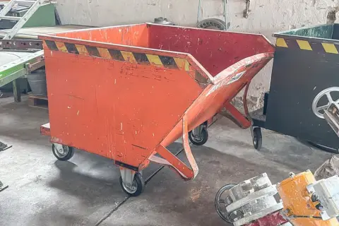 Tipping skip with forklift pockets