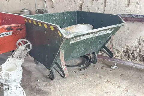Tipping skip with forklift pockets