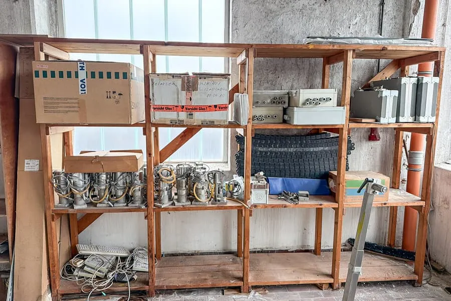 Regalinhalt: Elektroinstallationsmaterial