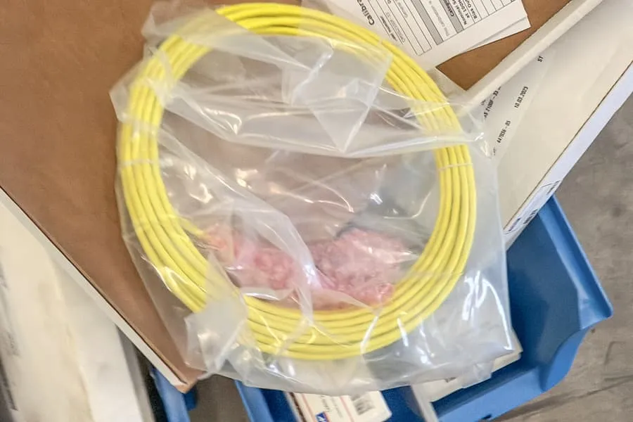 2 Schütten mit Elektroinstallationsmaterial