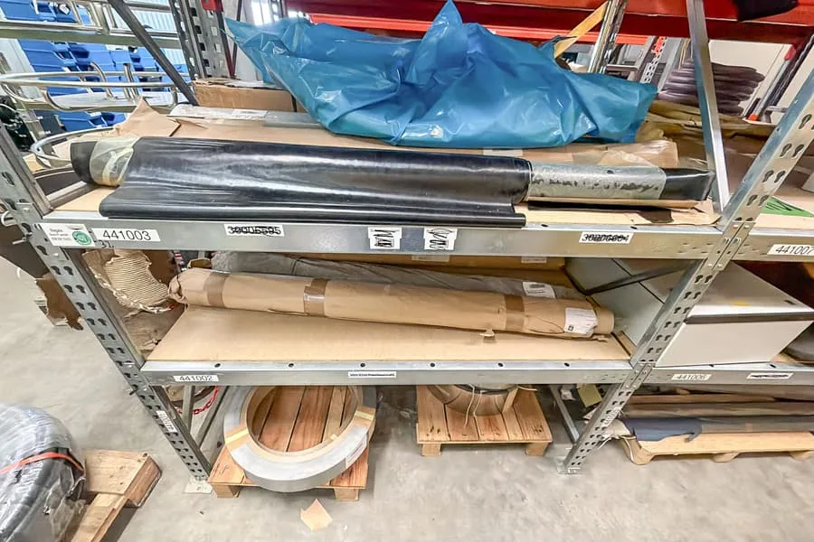 Inhoud van 3 legplanken: machineaccessoires