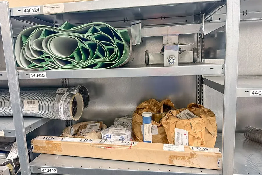 Shelf level contents: machine spare parts