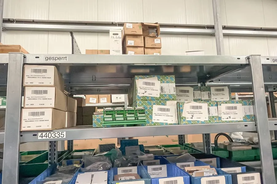 Inhoud van één legplank: aansluitmodules