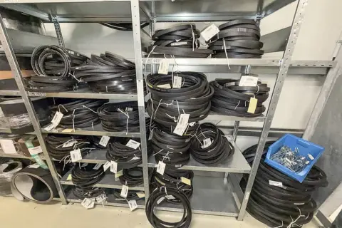 Contents of 9 shelf levels: V-belts