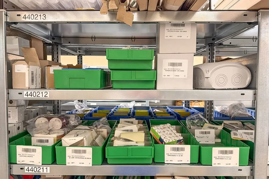 Contents of 2 shelf levels: various