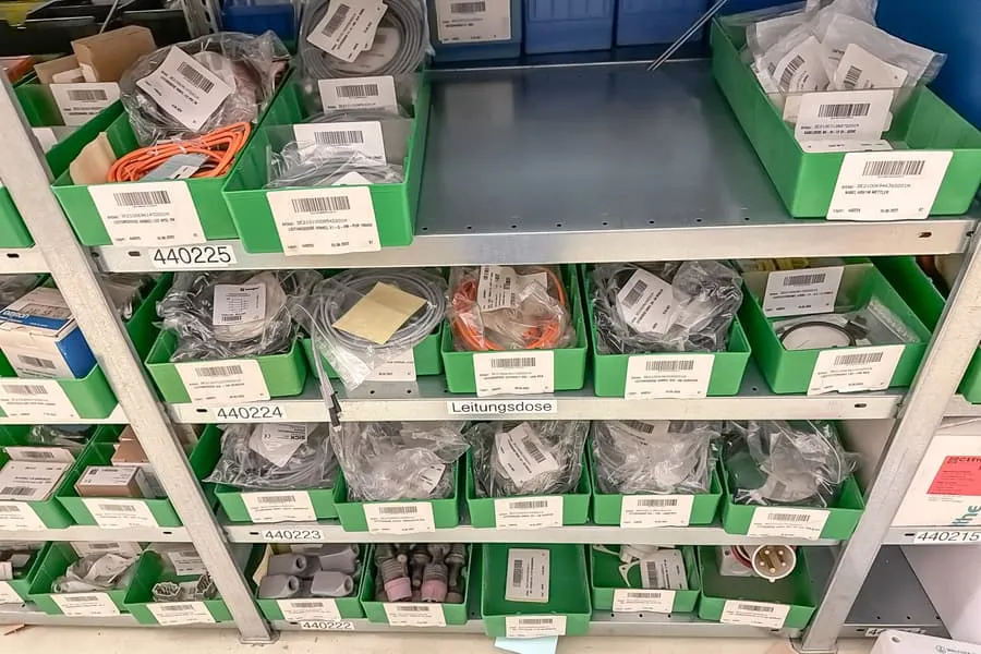 Obsah 4 polic: připojovací kabely