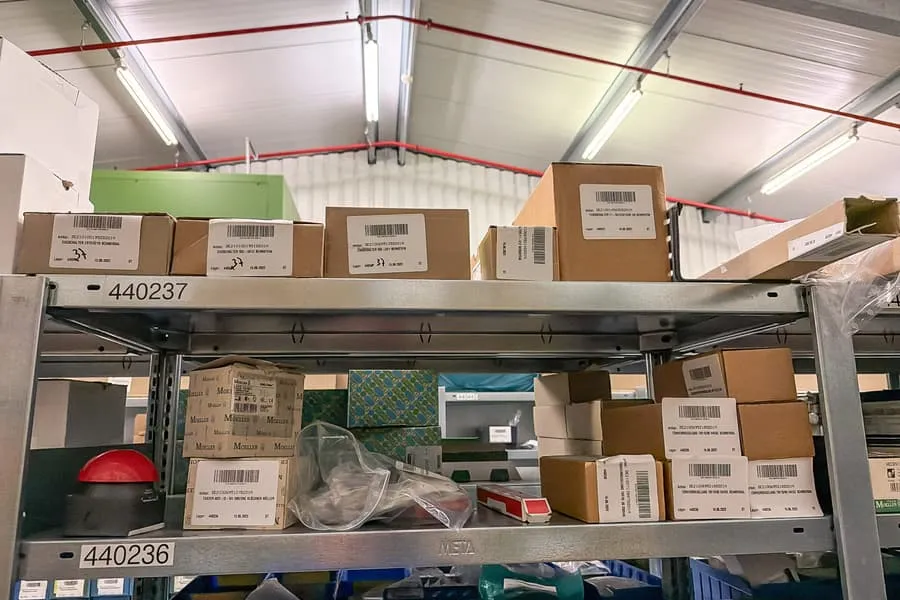Obsah 3 polic: elektroinstalační materiál