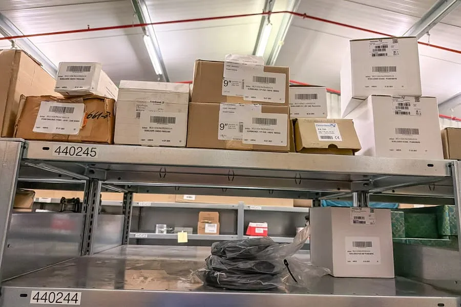Obsah 3 polic: elektroinstalační materiál