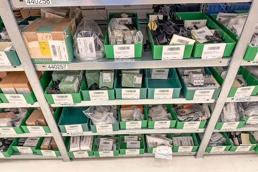 Obsah 4 polic: elektroinstalační materiál