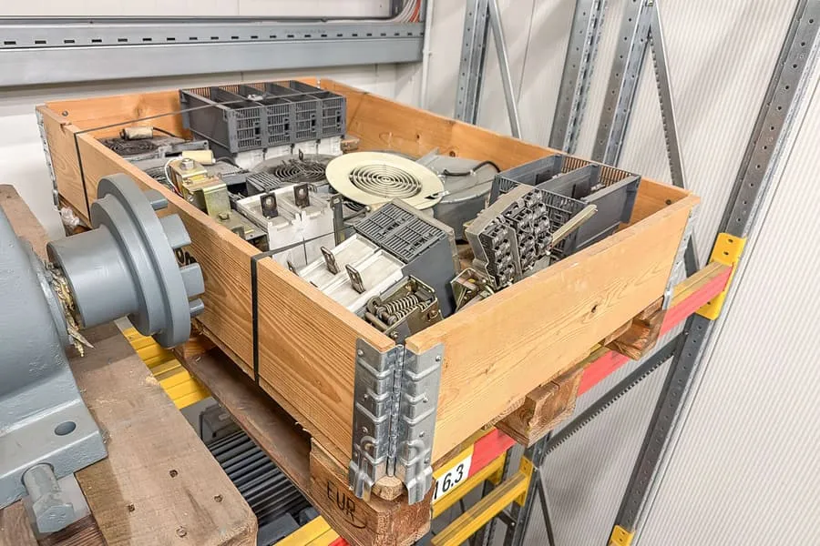 Palette de pièces détachées de machines