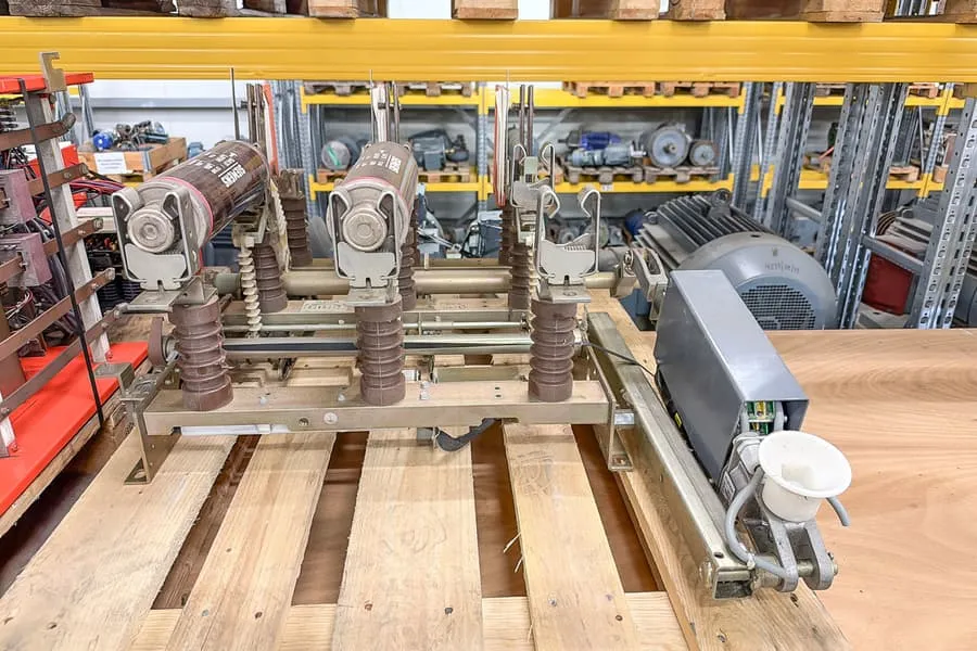 Odpojovač Alstom, třífázový