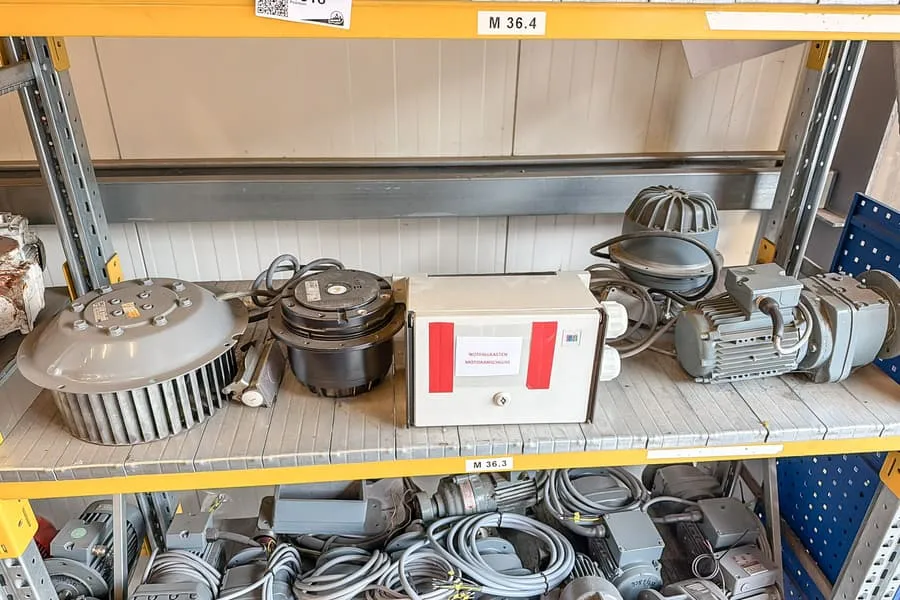 Shelf level contents: machine spare parts