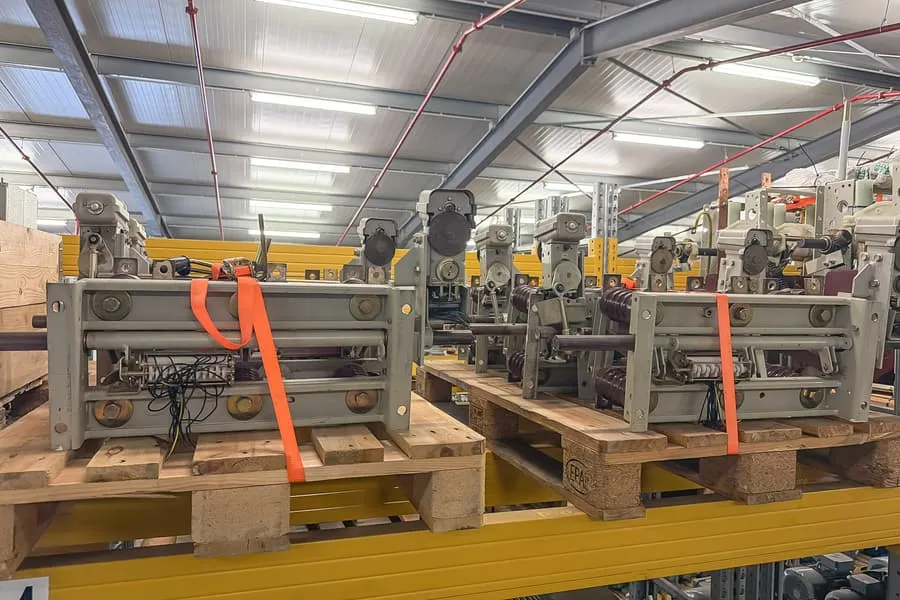 2 palettes de pièces détachées de machines