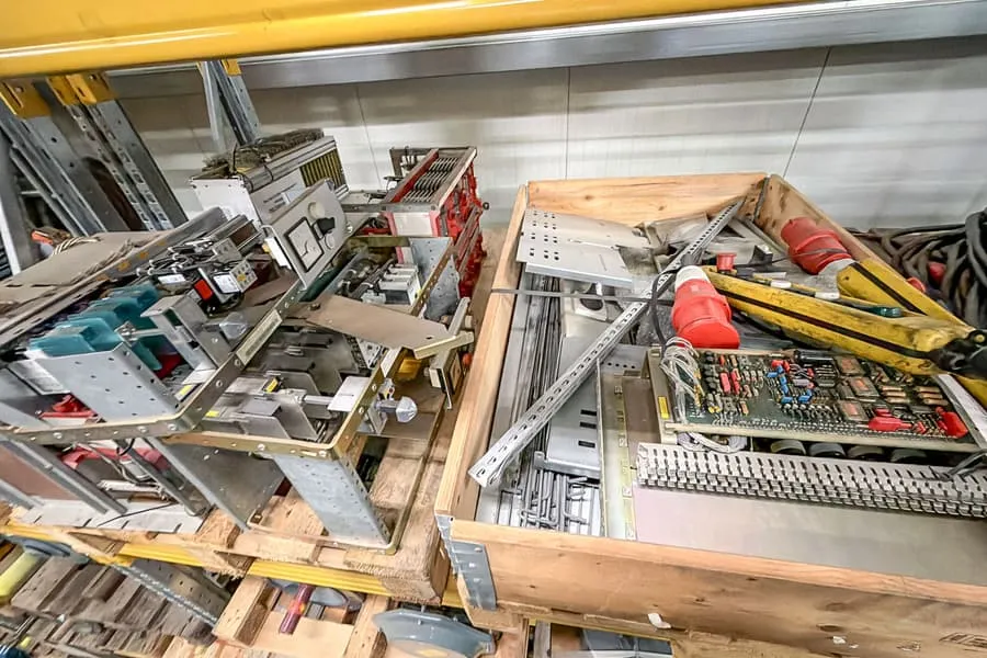 2 palettes de pièces détachées pour machines