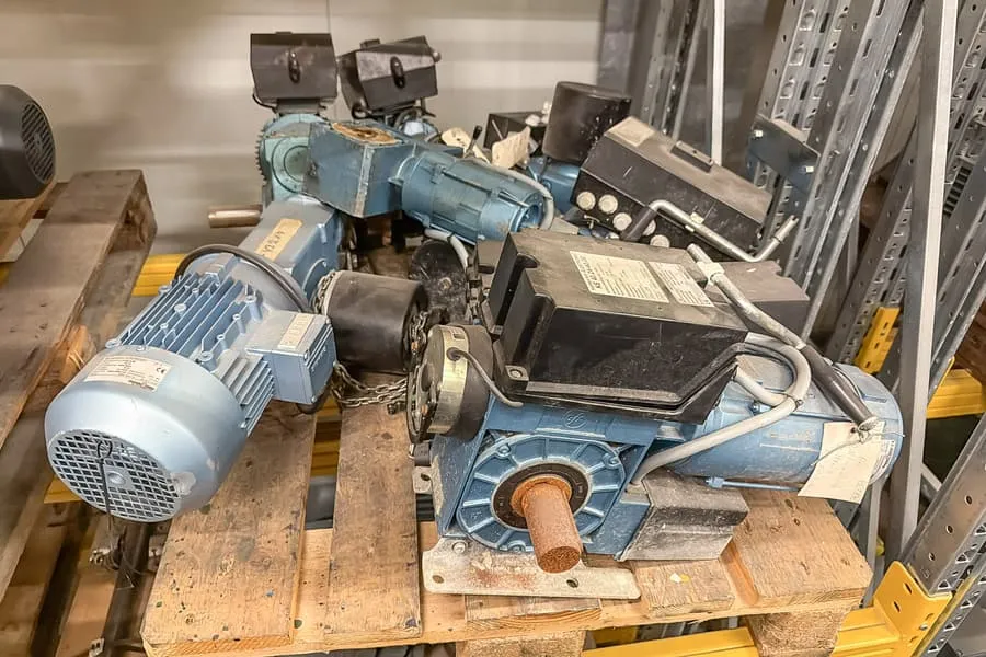 Pallet with electric gear motors