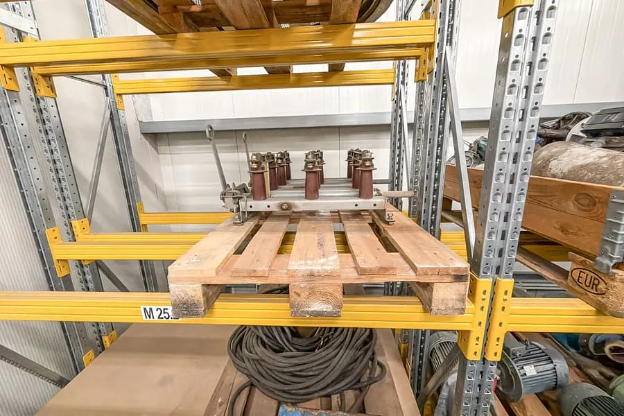 Inhoud van 3 legplanken: machineonderdelen